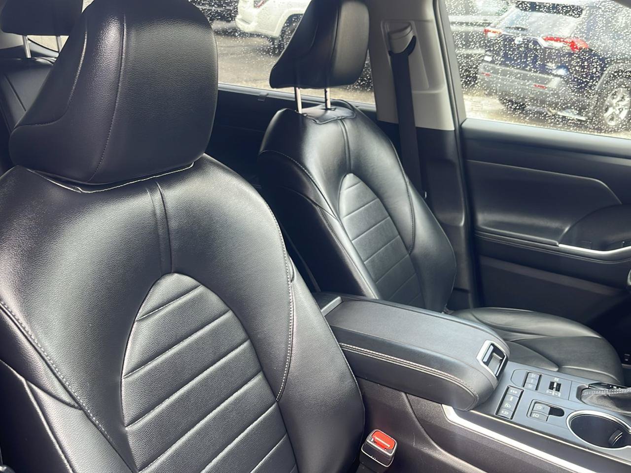 Used 2022 Toyota Highlander XLE AWD/4WD image 19