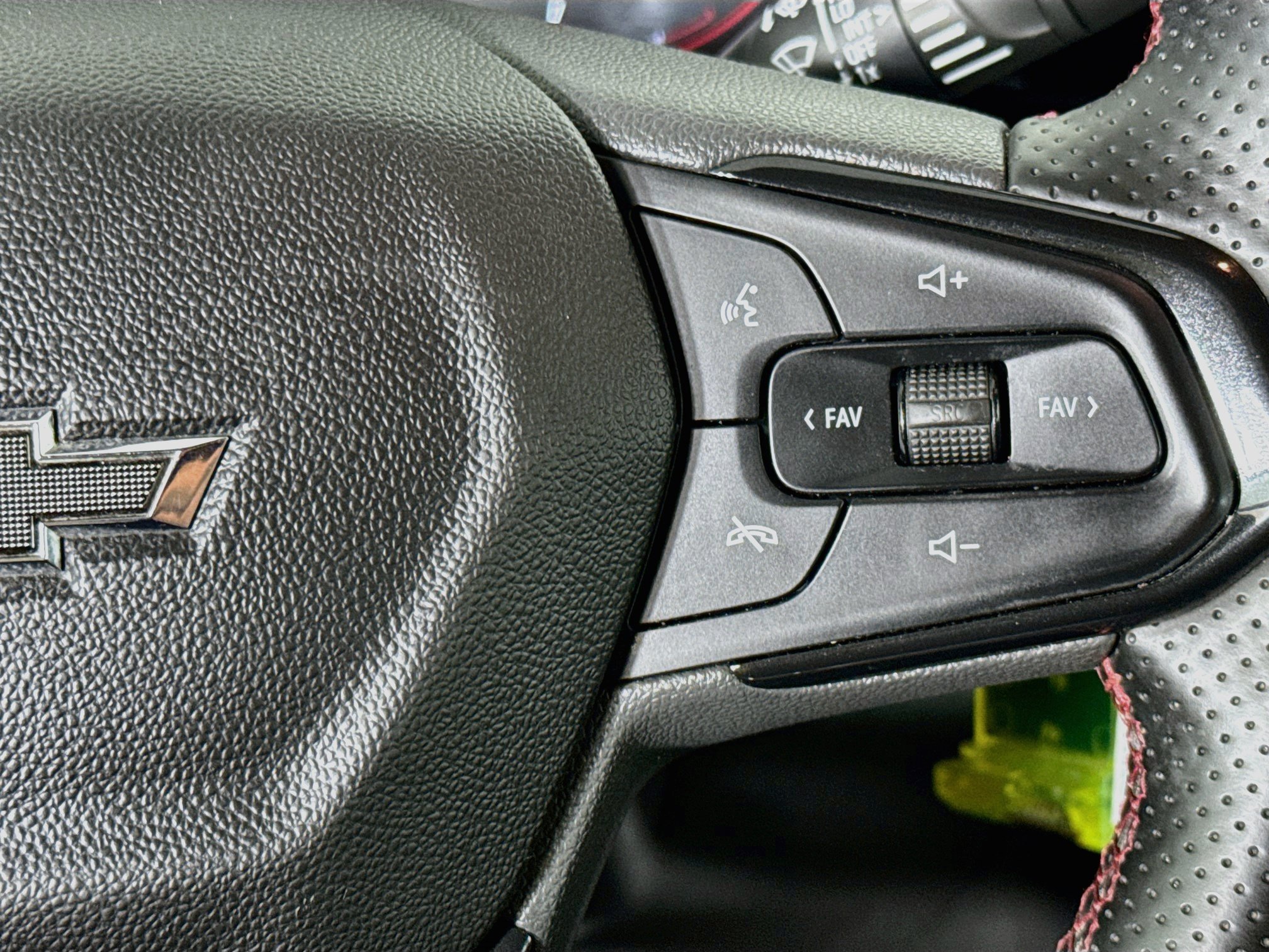 Used 2024 Chevrolet Trax RS FWD image 13