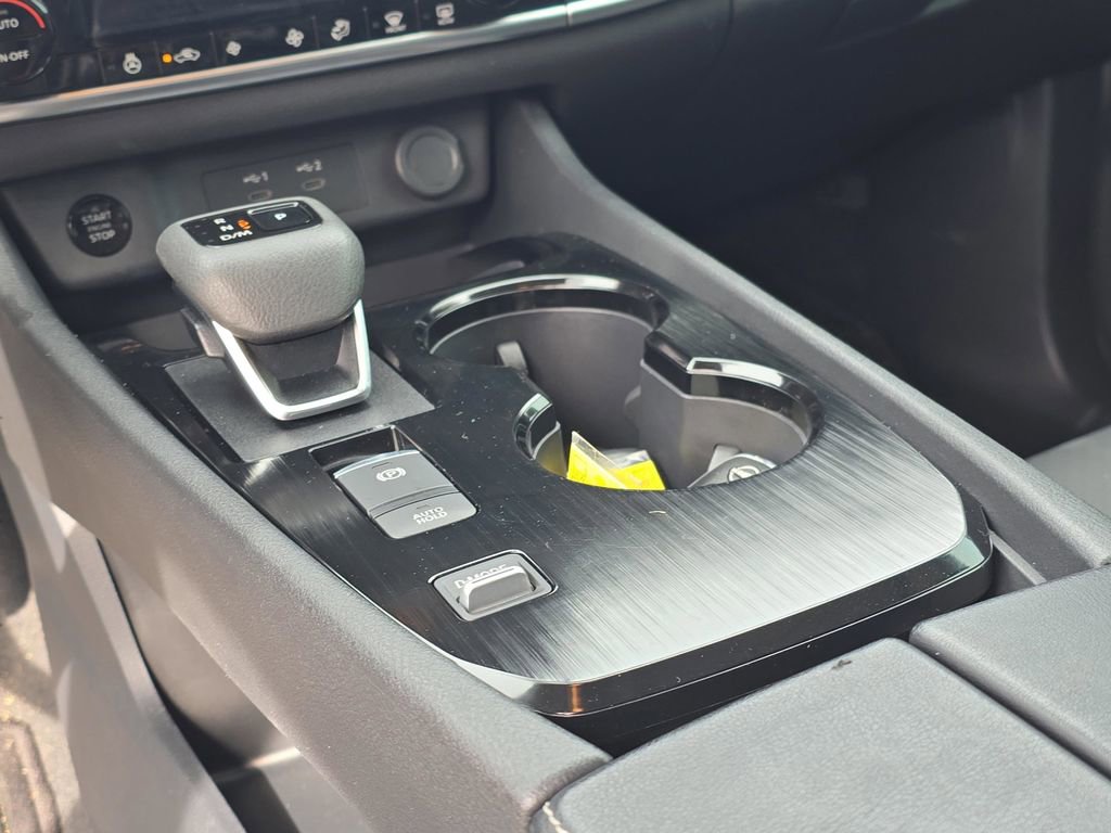 Used 2024 Nissan Rogue SV w/ SV Premium Package image 19