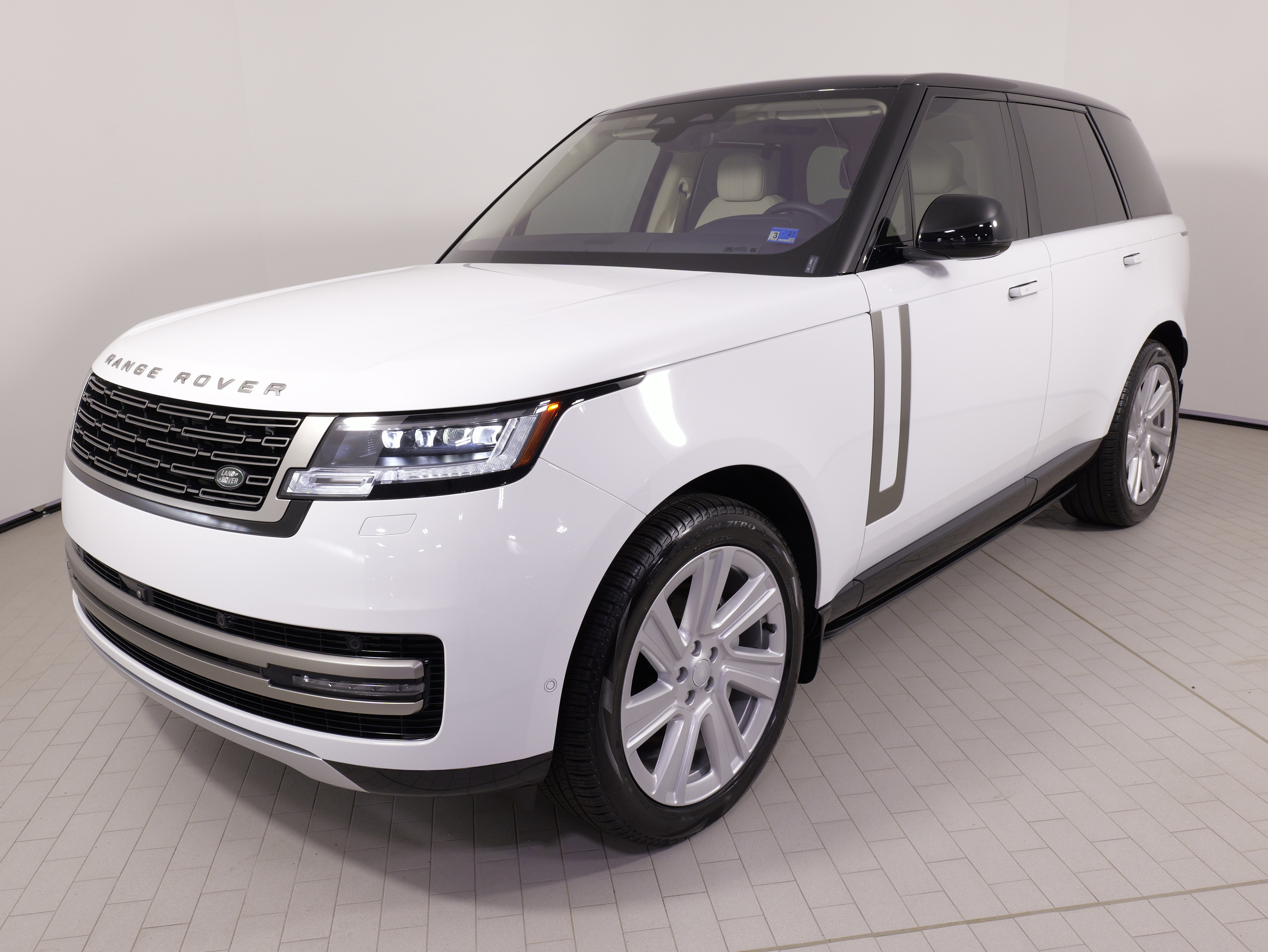Used 2023 Land Rover Range Rover SE image 3