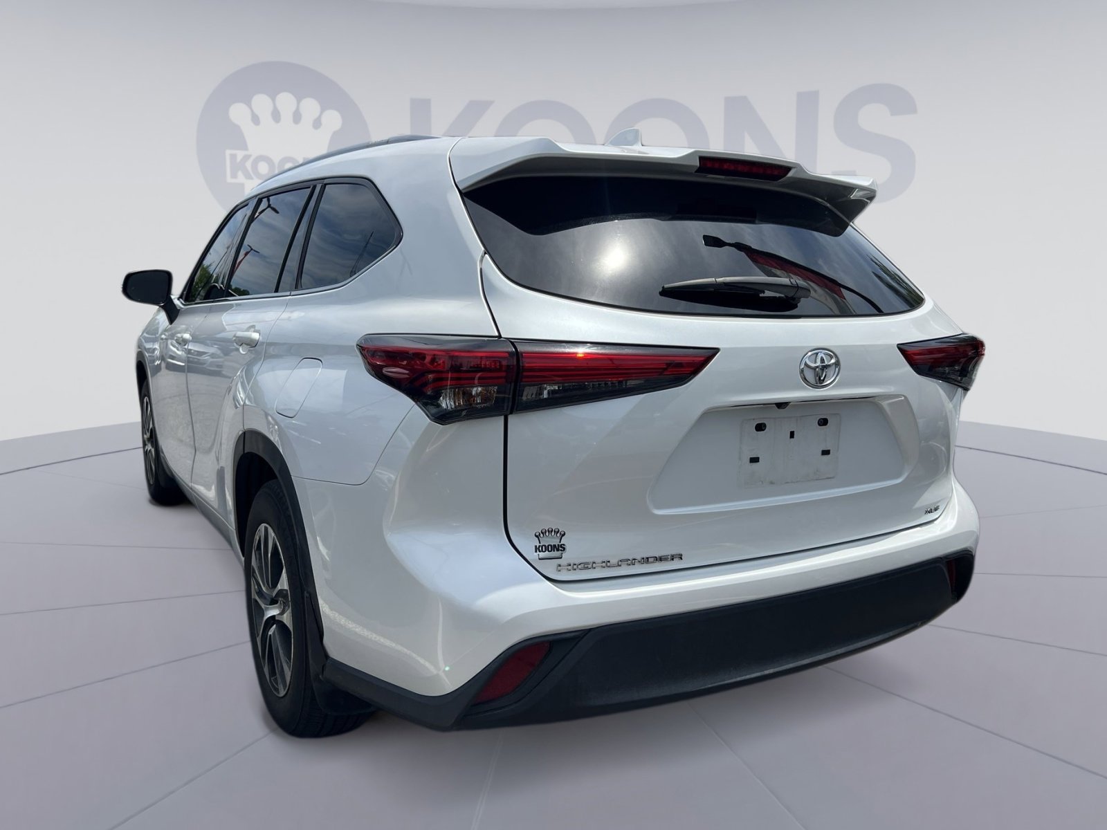 Used 2023 Toyota Highlander XLE FWD image 2