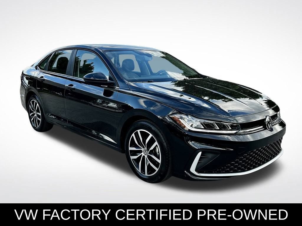 Used 2025 Volkswagen Jetta SE w/ Sunroof Package image 3