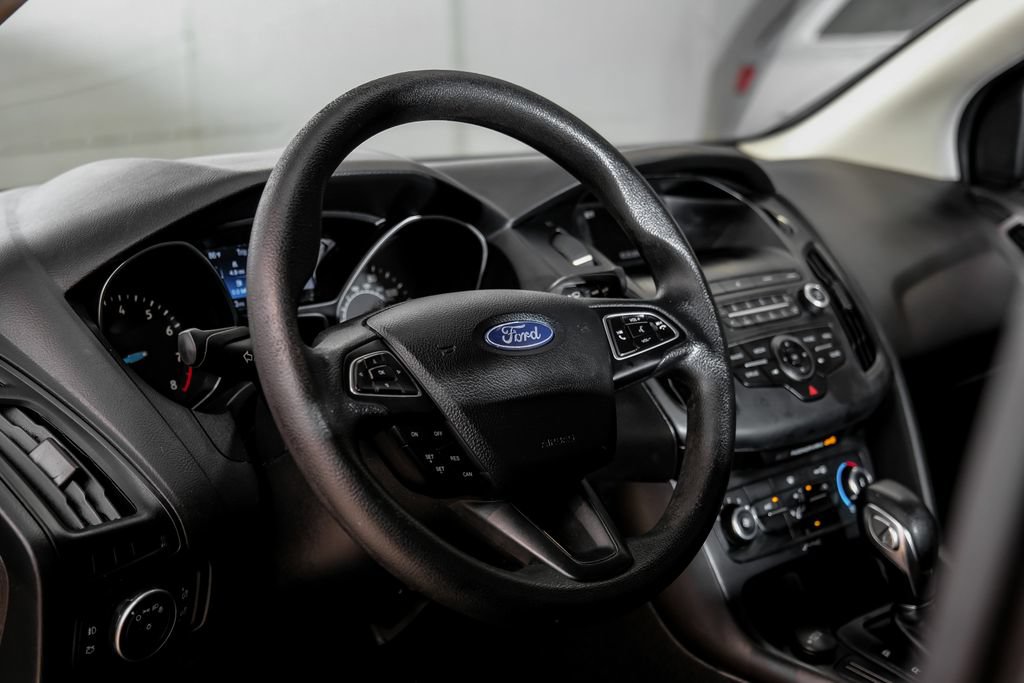 Used 2018 Ford Focus SE w/ SE Appearance Package FWD image 17