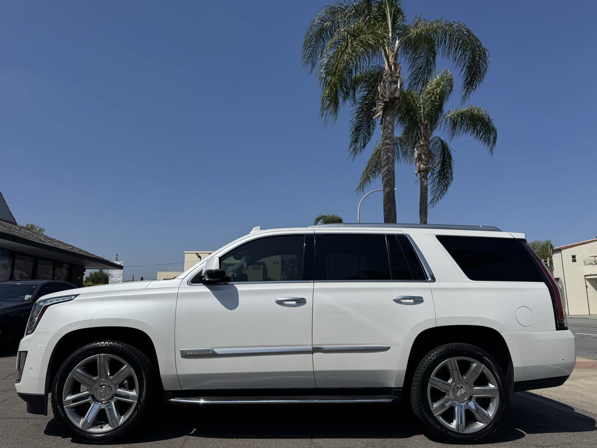 Used 2018 Cadillac Escalade Luxury RWD image 2