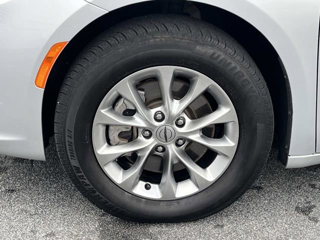 Used 2023 Chrysler Pacifica Touring-L AWD/4WD image 15