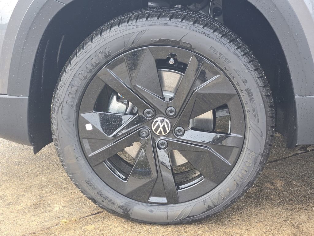 New 2026 Volkswagen Taos SE image 10