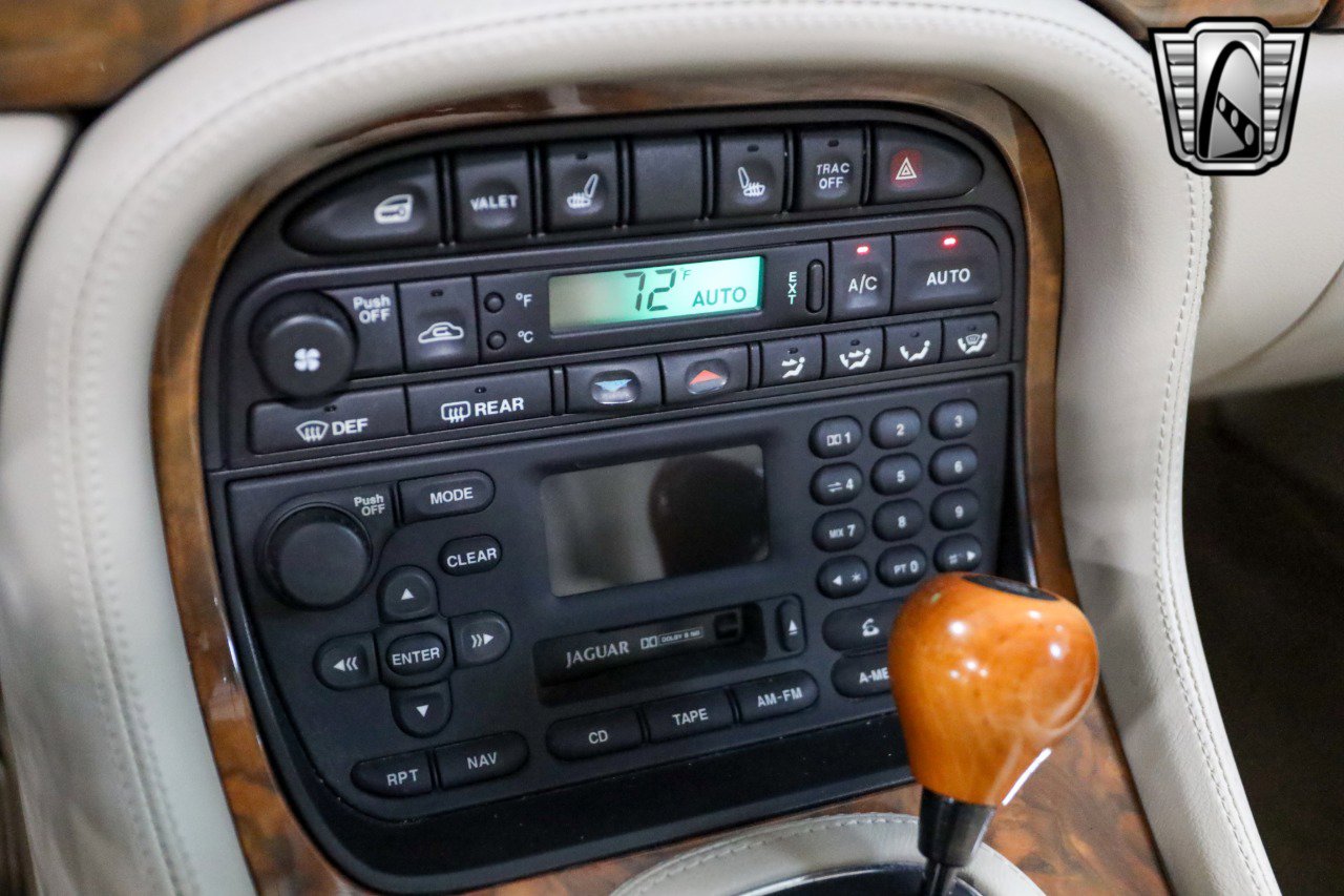 Used 2001 Jaguar XJ8 image 21