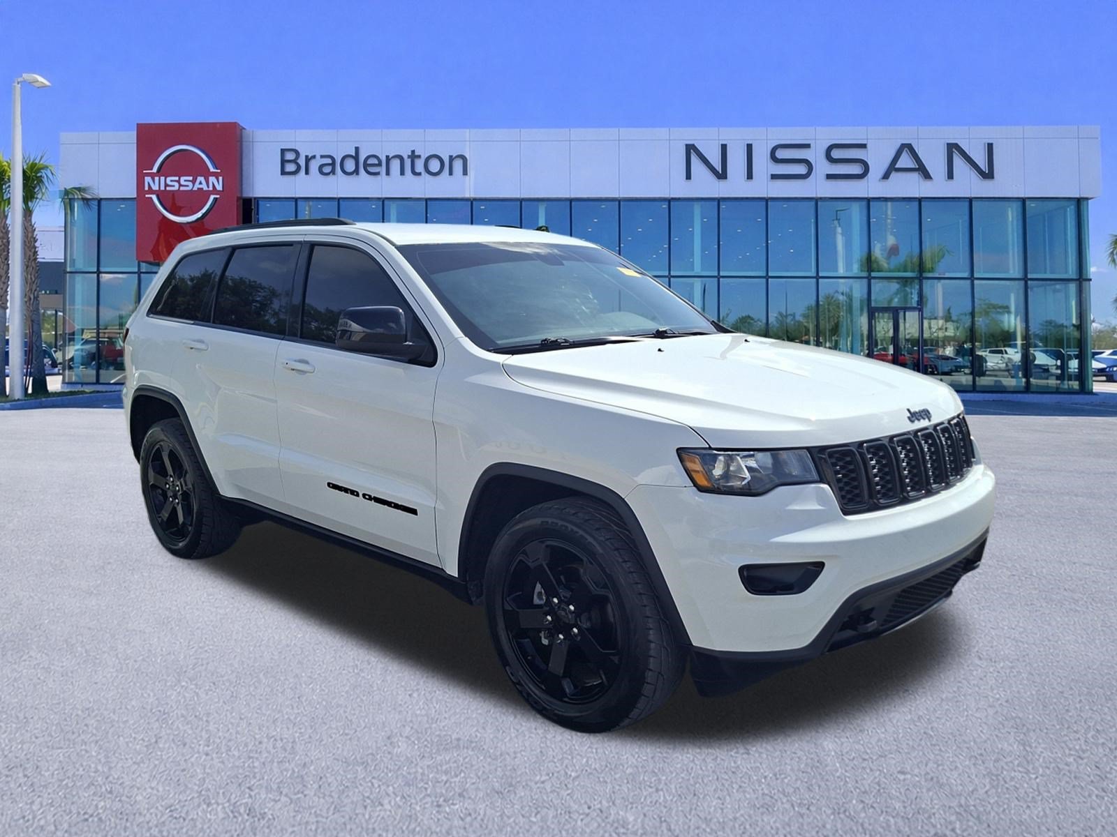 Used 2019 Jeep Grand Cherokee Laredo RWD image 3