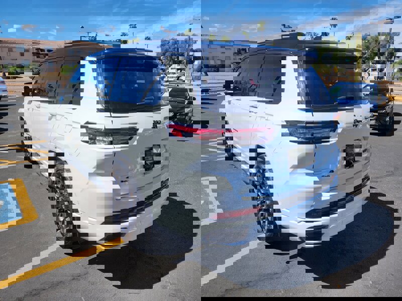 Used 2023 Jeep Grand Cherokee L Summit AWD/4WD image 5