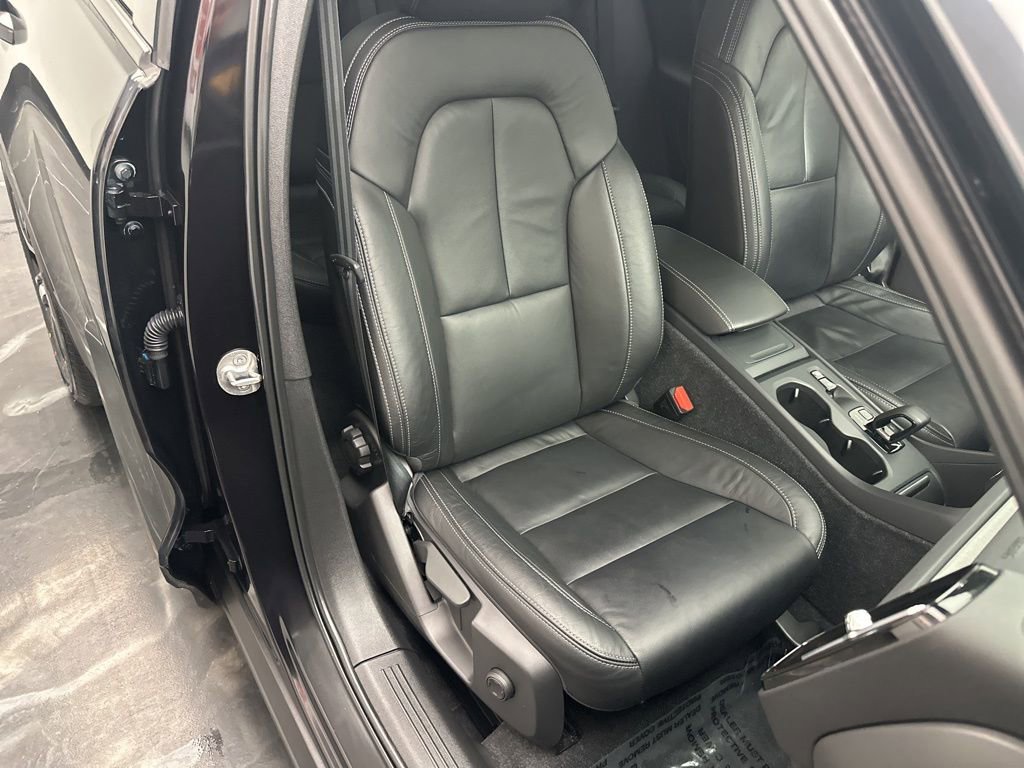 Used 2023 Volvo XC40 B5 Core image 9