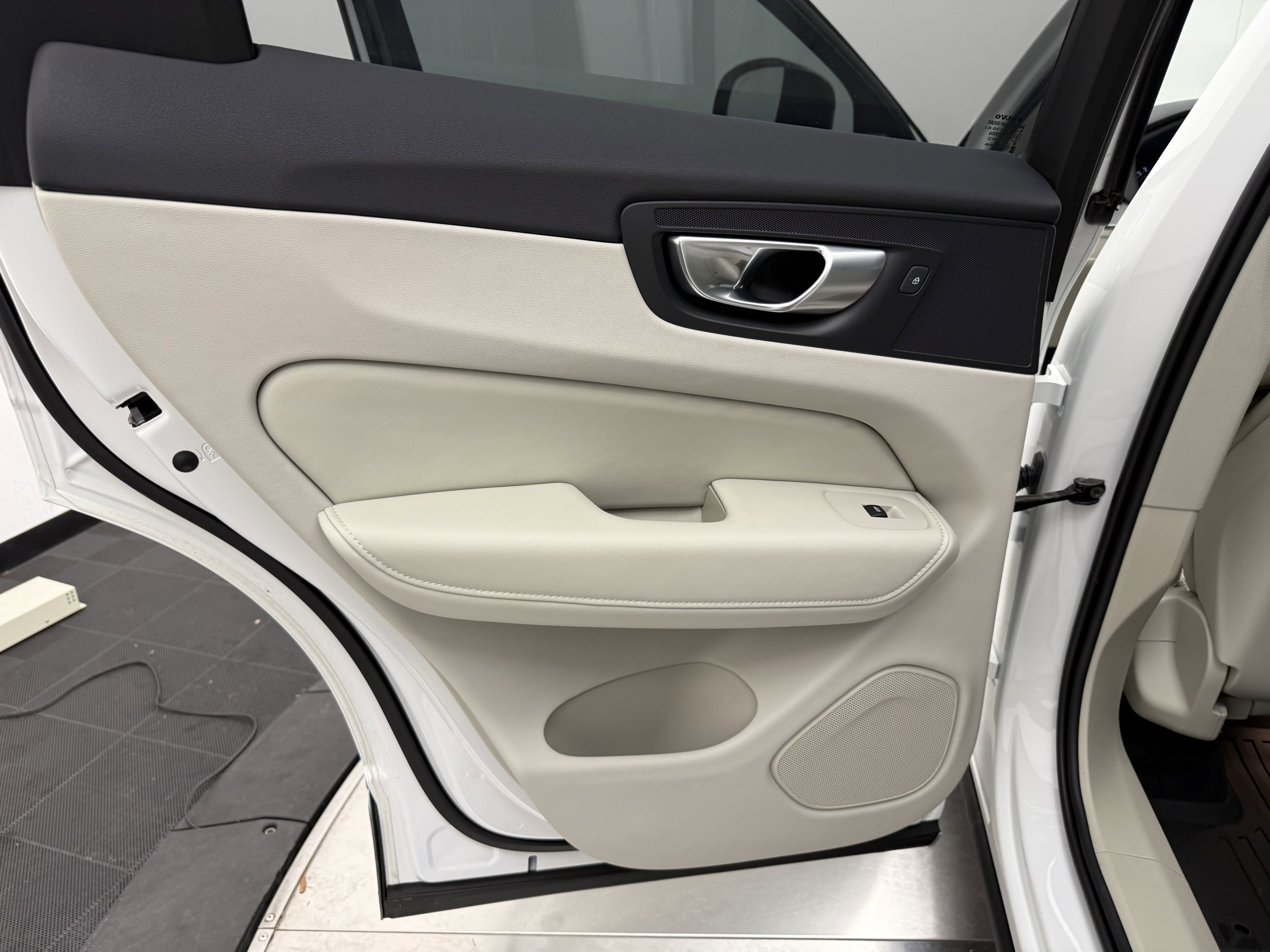 Certified 2024 Volvo XC60 B5 Ultimate w/ Protection Package Premier image 23