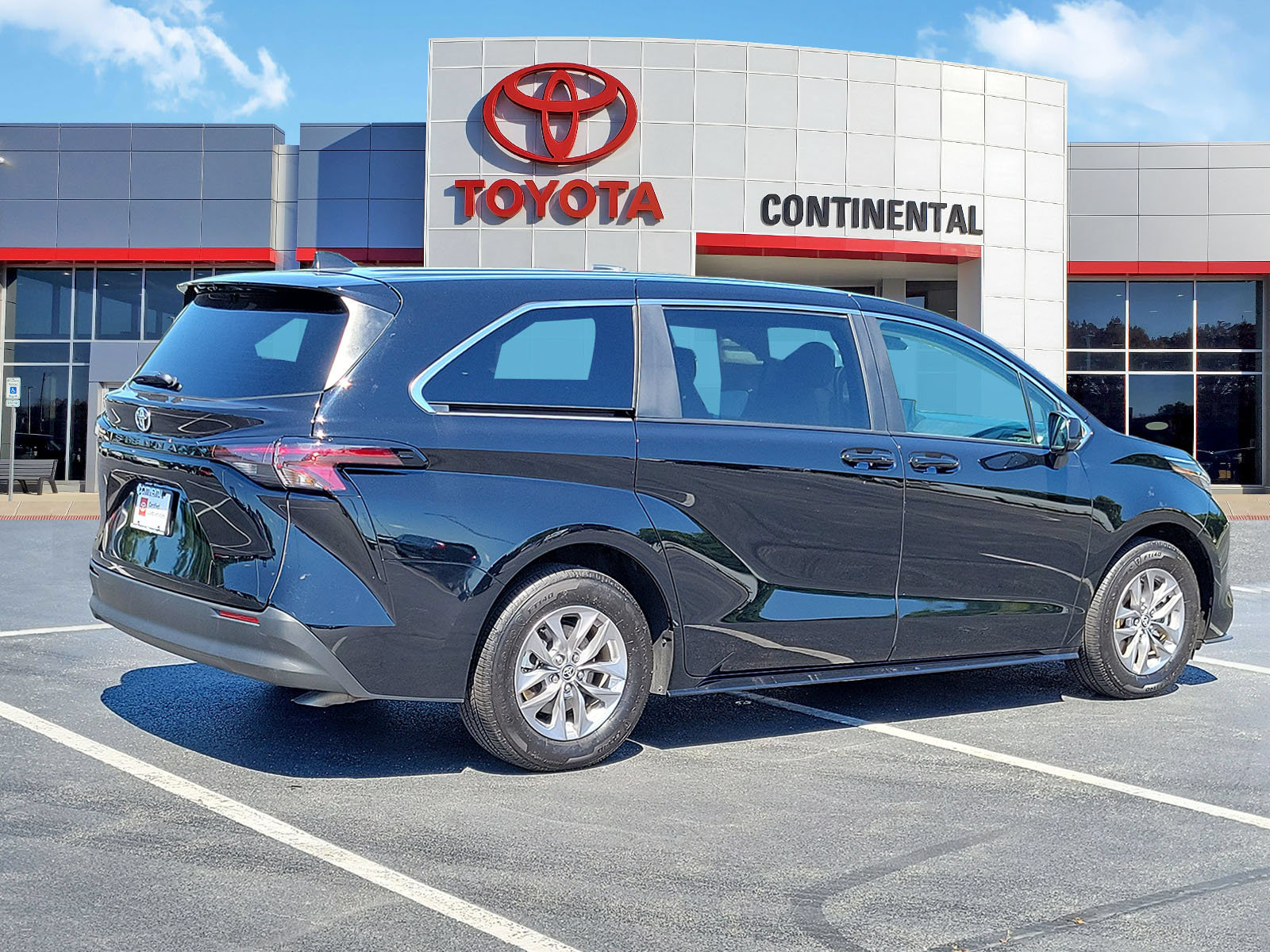 Certified 2026 Toyota Sienna LE FWD image 5