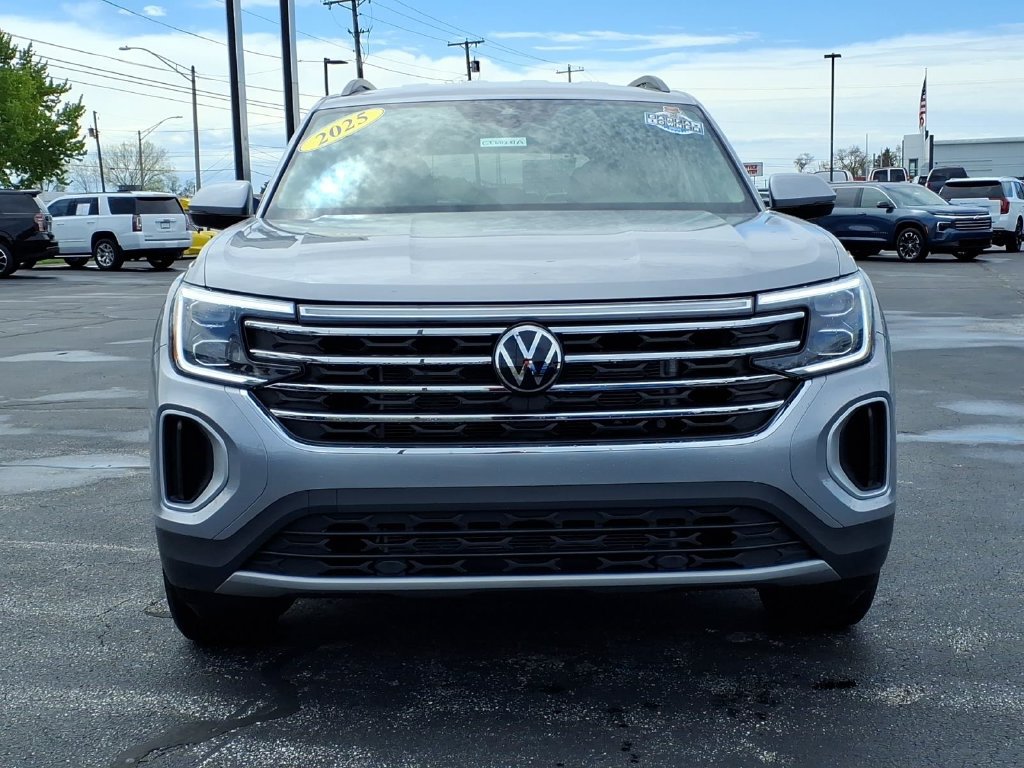 Used 2025 Volkswagen Atlas SE AWD/4WD image 2