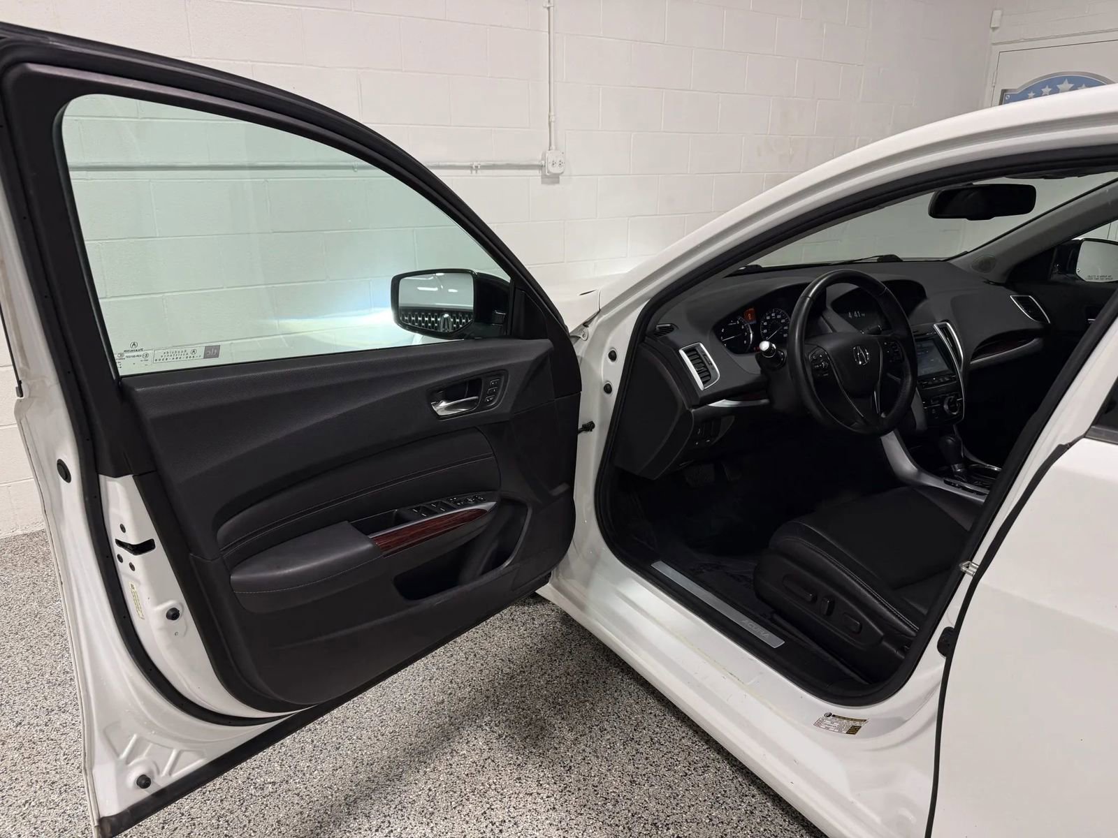 Used 2017 Acura TLX FWD image 9