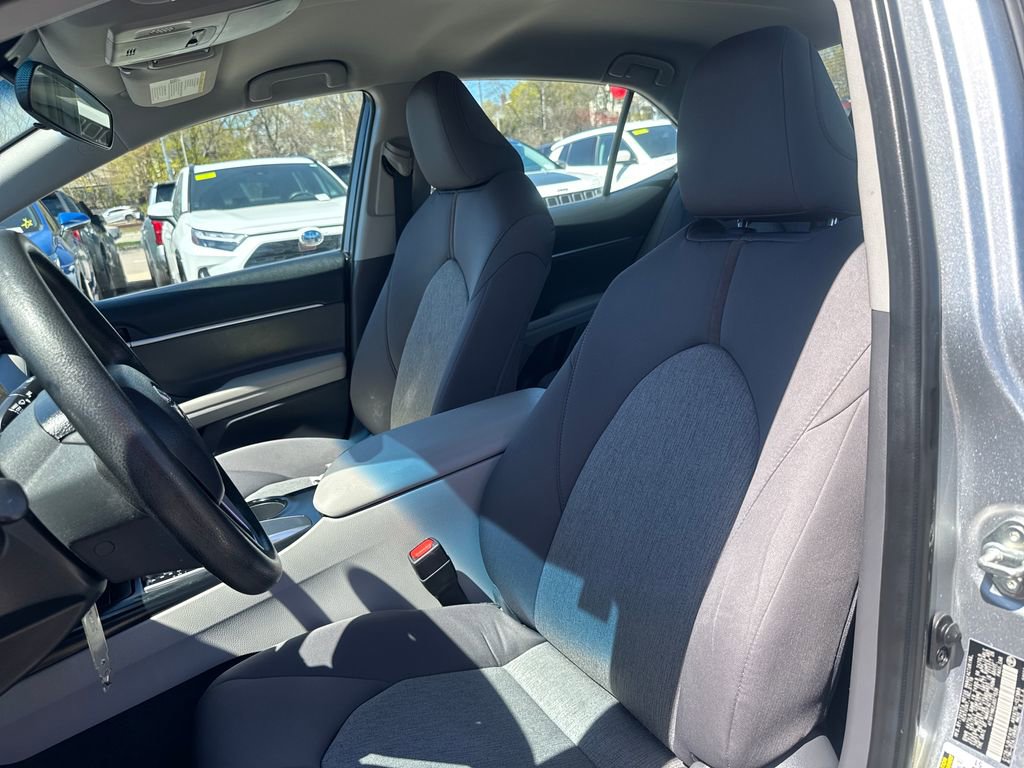 Used 2018 Toyota Camry LE FWD image 14