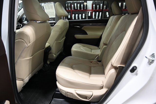 Used 2022 Toyota Highlander Platinum image 12