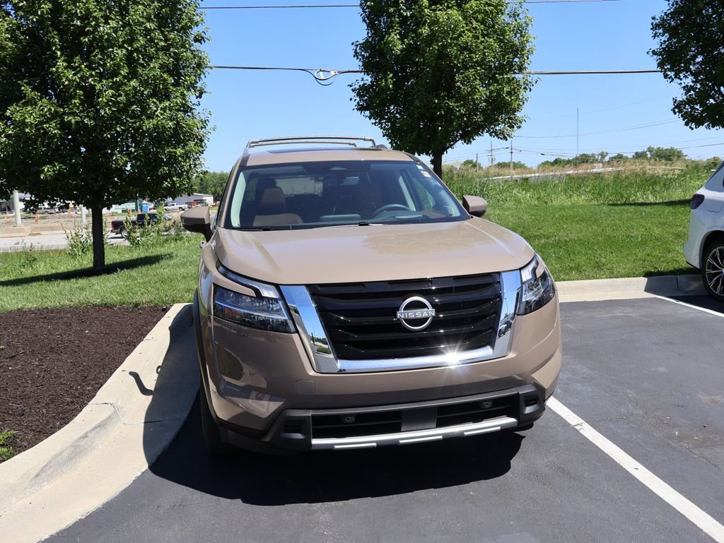 Used 2024 Nissan Pathfinder Platinum w/ Cargo Package AWD/4WD image 4