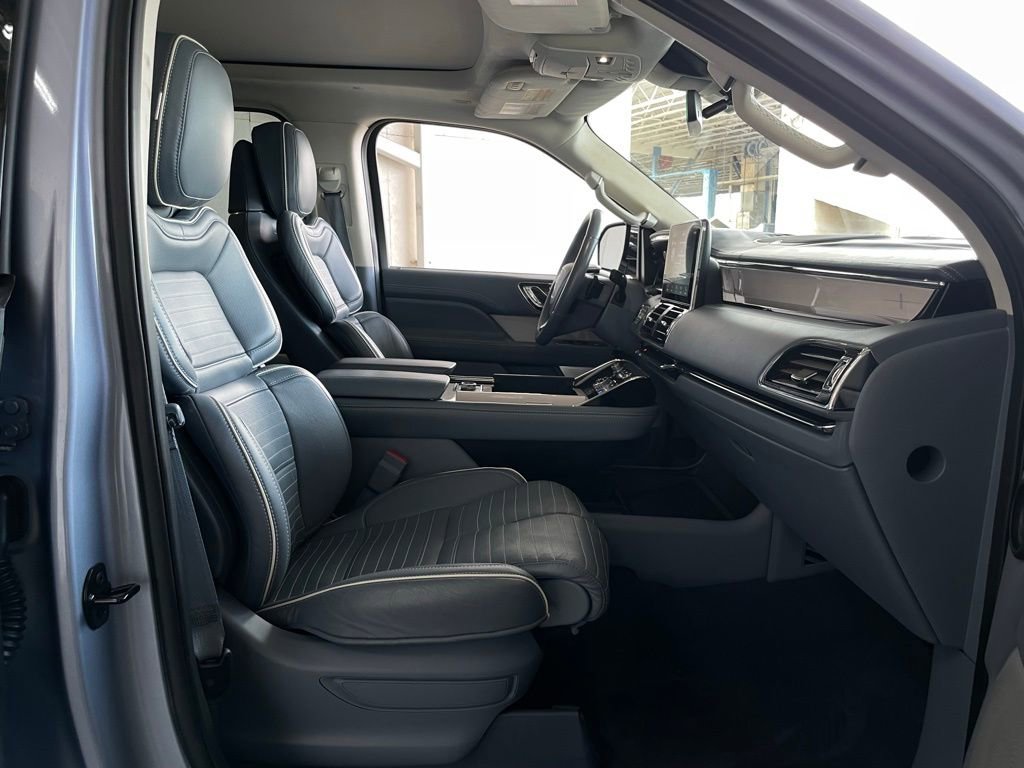 Used 2021 Lincoln Navigator Black Label w/ Cargo Convenience Package image 17