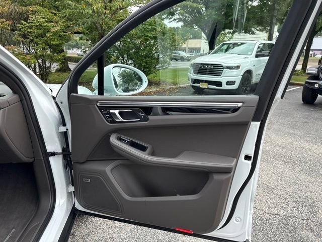 Used 2025 Porsche Macan AWD/4WD image 34