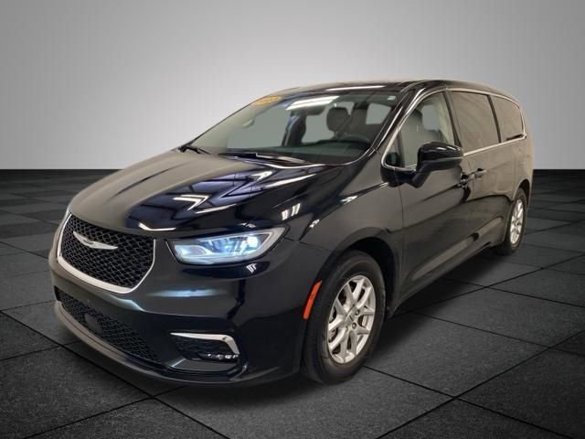 Used 2023 Chrysler Pacifica Touring-L FWD image 3