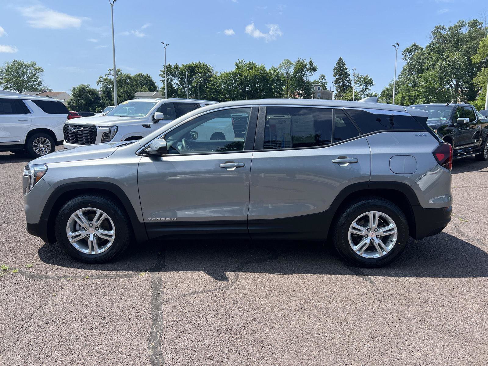 Used 2023 GMC Terrain SLE FWD image 4