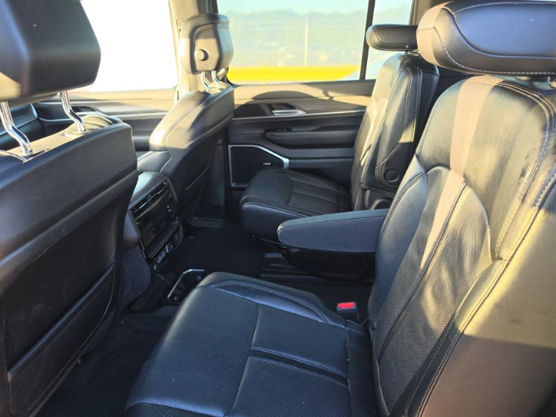 Used 2024 Jeep Wagoneer L Series II AWD/4WD image 5