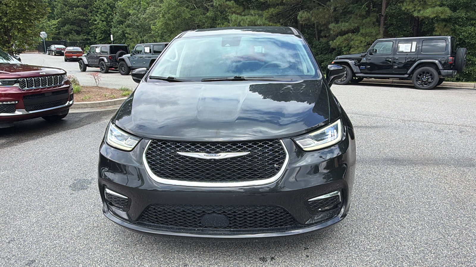 Used 2024 Chrysler Pacifica Touring-L FWD image 3
