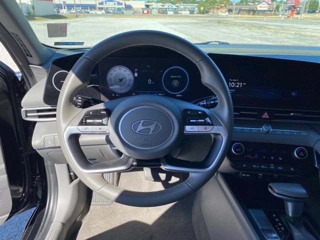 Used 2025 Hyundai Elantra SEL FWD image 5