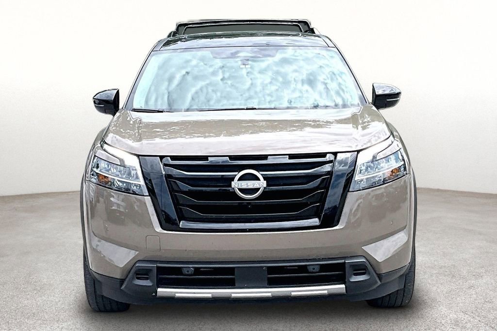 Used 2024 Nissan Pathfinder Platinum w/ Black Appearance Package AWD/4WD image 5