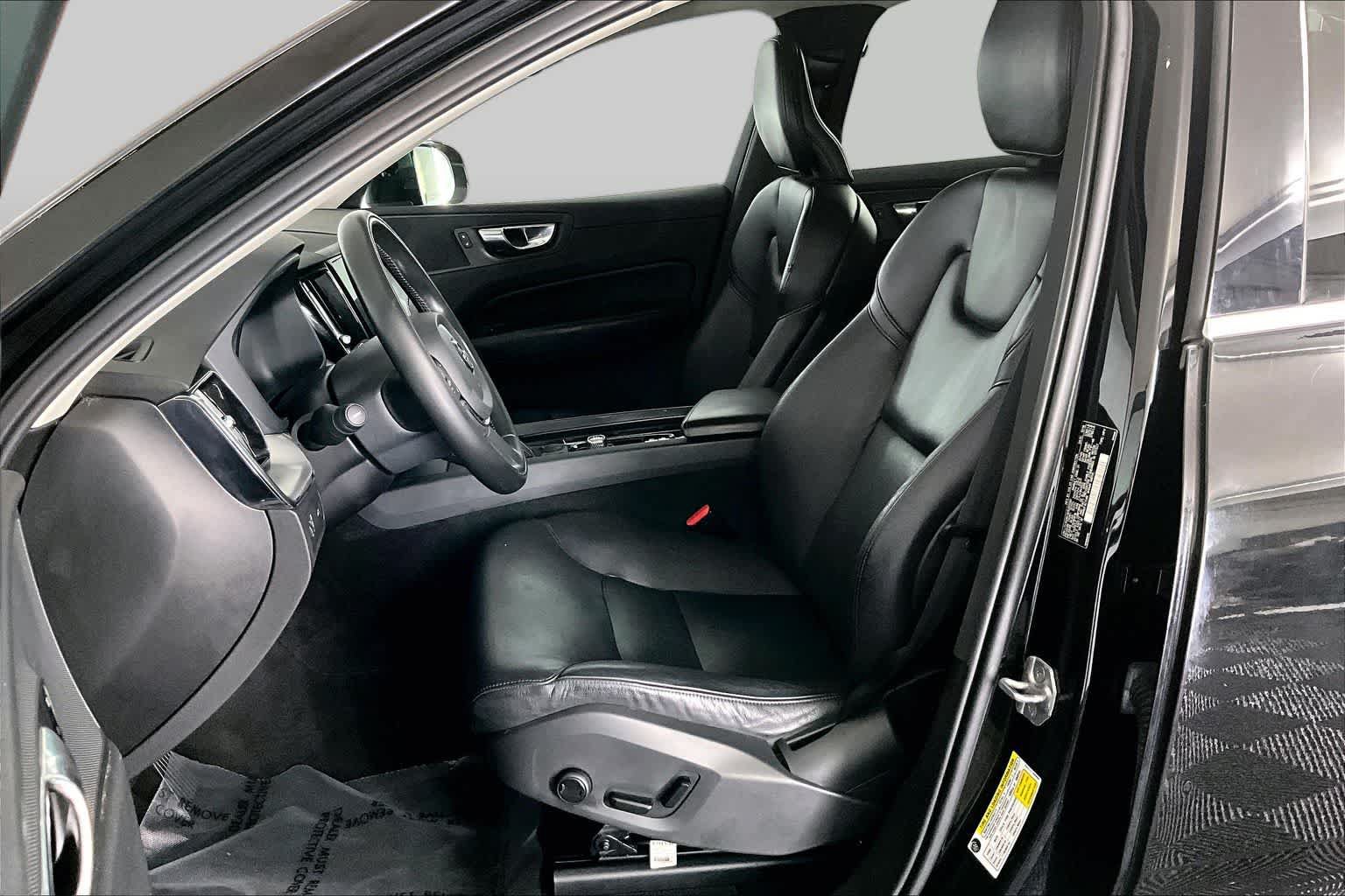 Used 2019 Volvo XC60 T5 Momentum w/ Premium Package AWD/4WD image 9