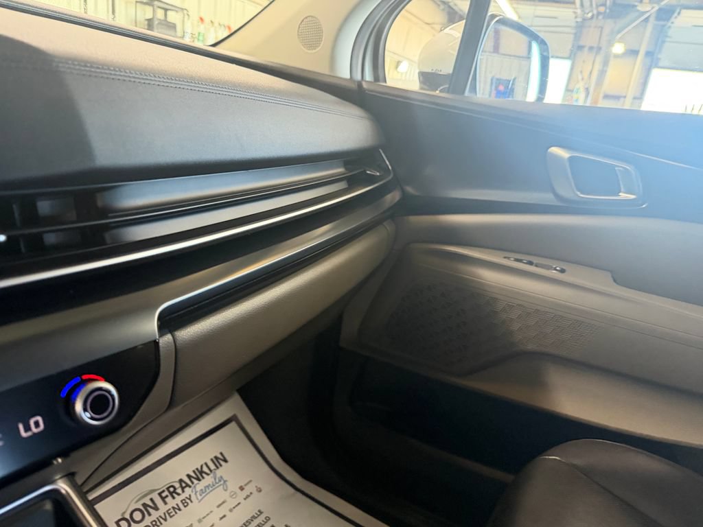 Used 2025 Kia Carnival FWD image 15
