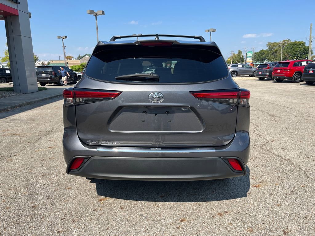 Certified 2023 Toyota Highlander L image 5