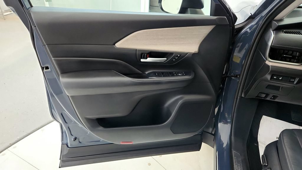 Certified 2024 Toyota Grand Highlander AWD image 23