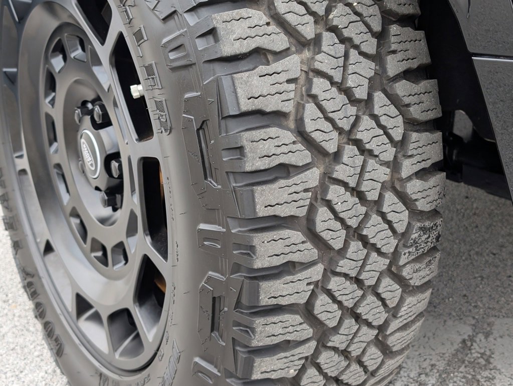 Used 2025 Land Rover Defender 110 image 35