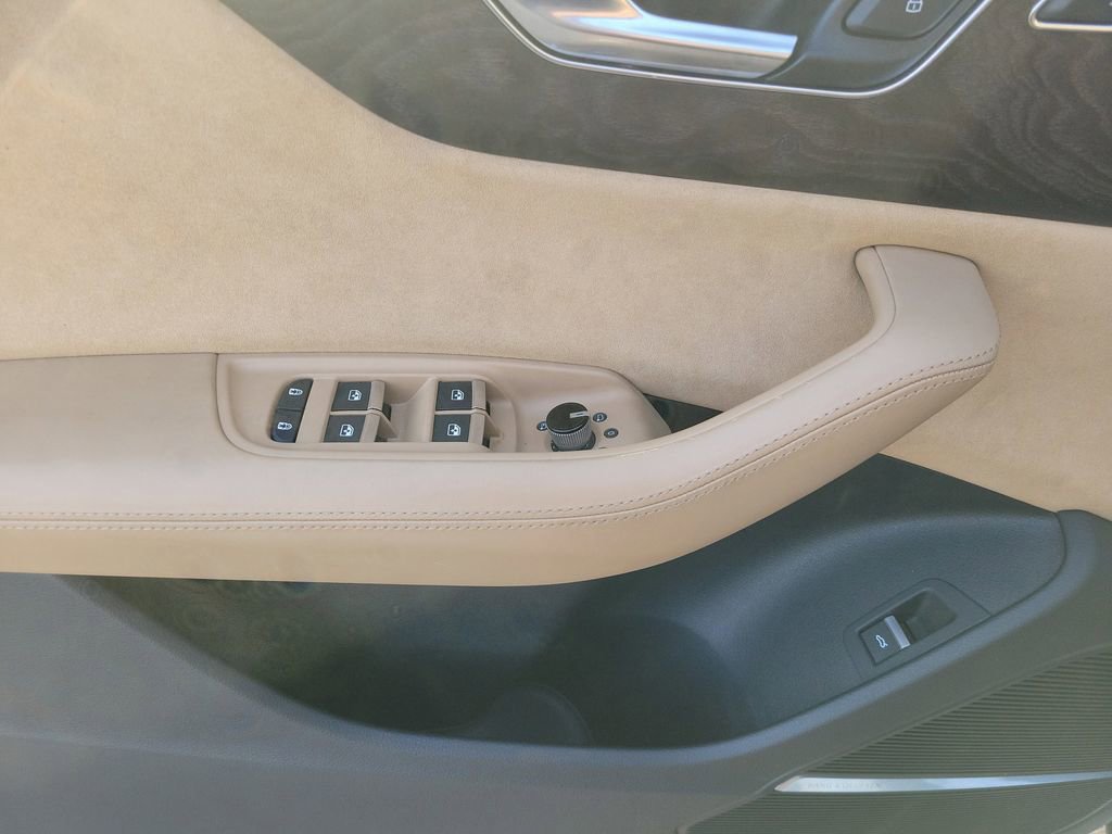 Used 2019 Audi Q8 Prestige image 16