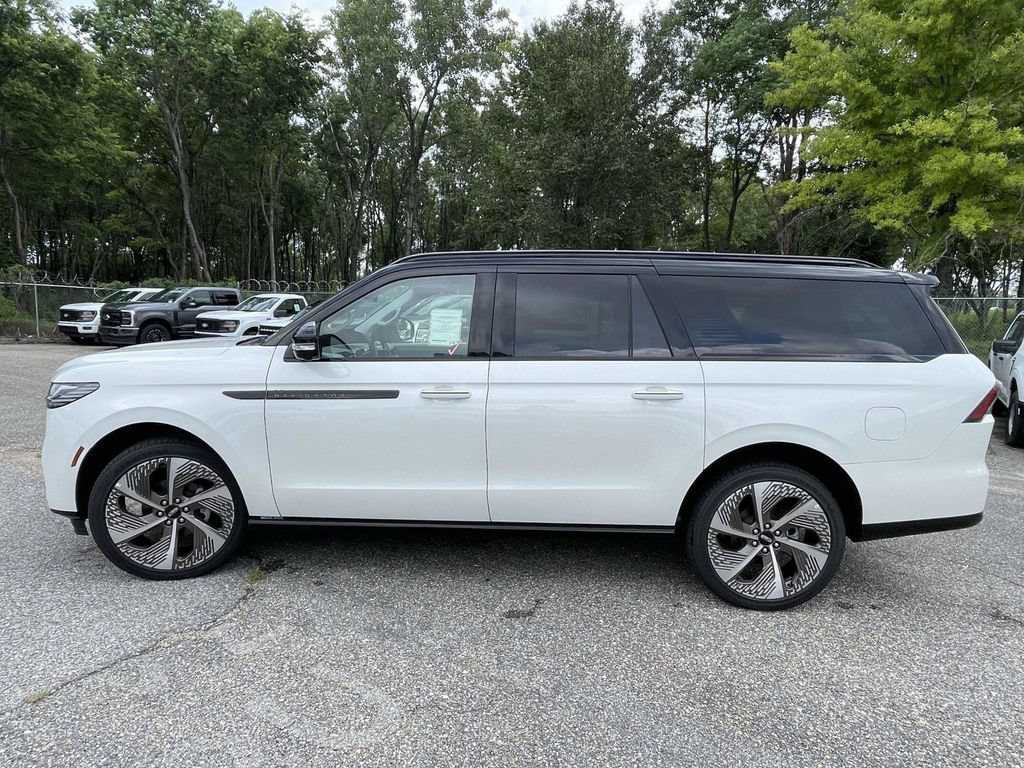 New 2027 Lincoln Navigator L Black Label w/ Black Label Special Edition AWD/4WD image 6