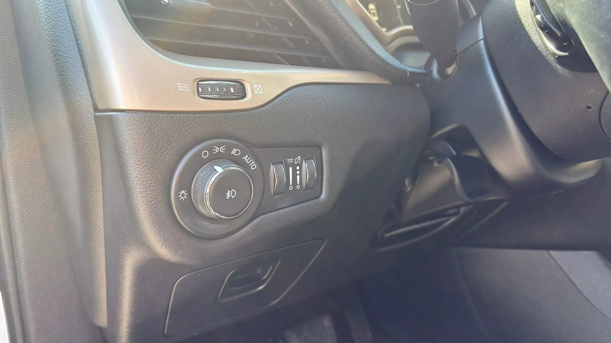 Used 2017 Jeep Cherokee Latitude w/ Cold Weather Group AWD/4WD image 17