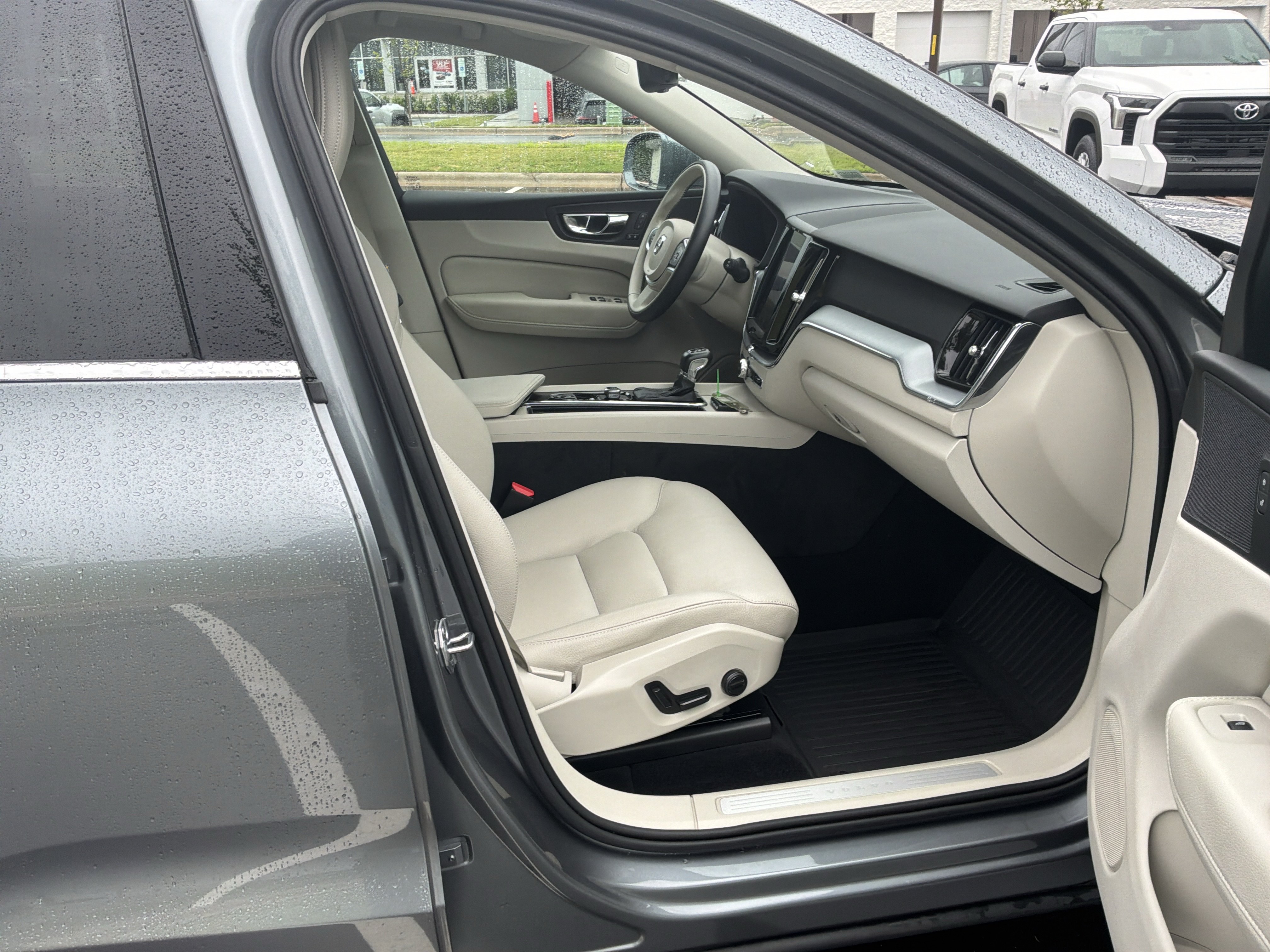 Used 2020 Volvo XC60 T6 Momentum w/ Protection Package Premier AWD/4WD image 33