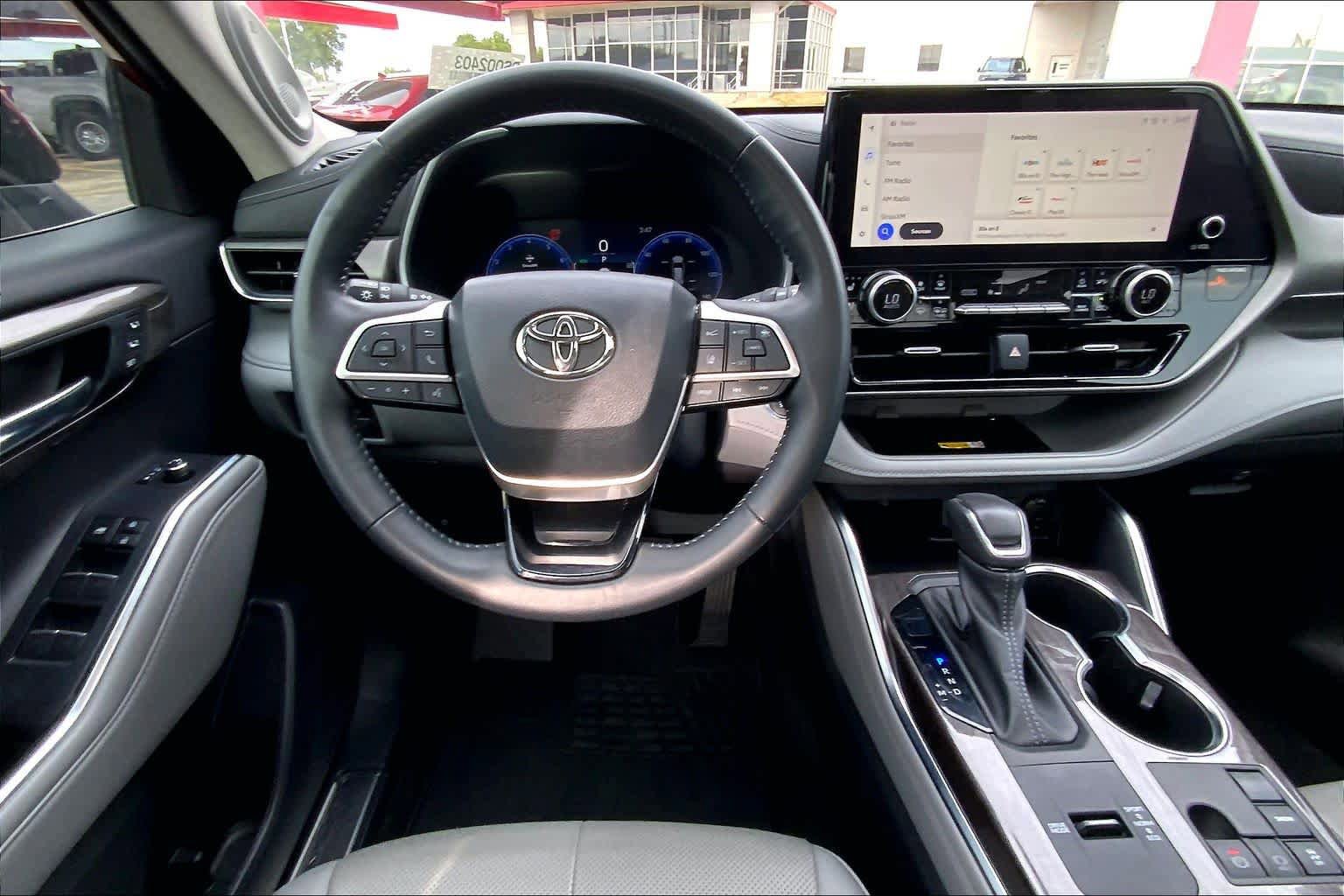 Used 2023 Toyota Highlander Limited FWD image 6