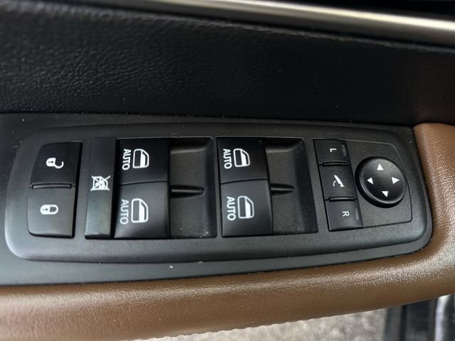 Used 2021 Chrysler Pacifica Limited w/ Uconnect Theater Family Group image 23
