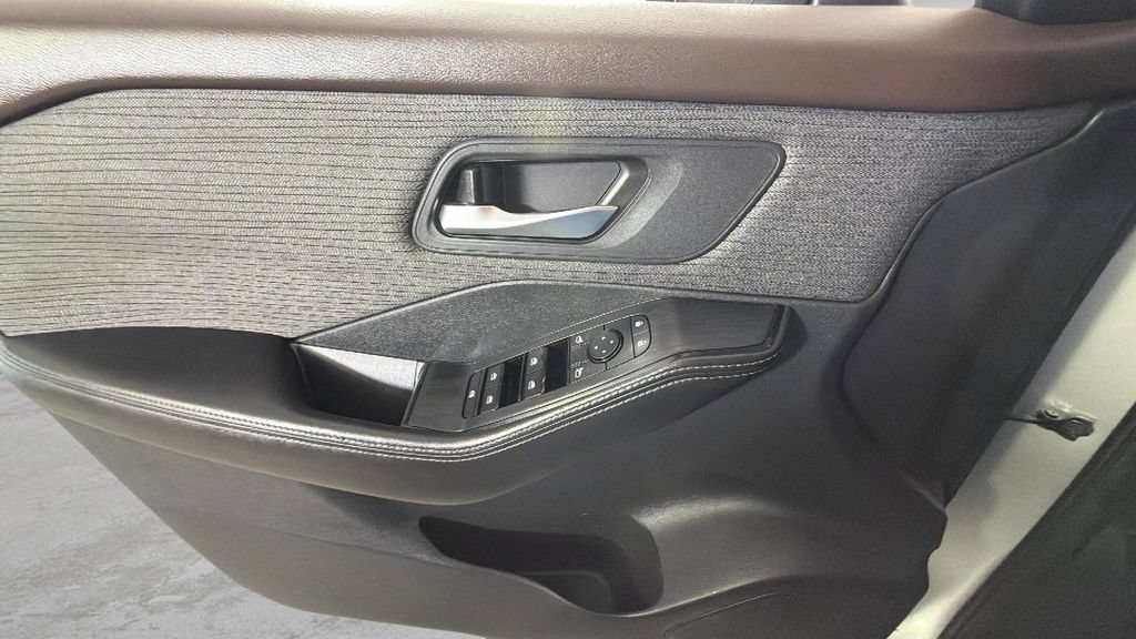 Used 2021 Nissan Rogue SV FWD image 25