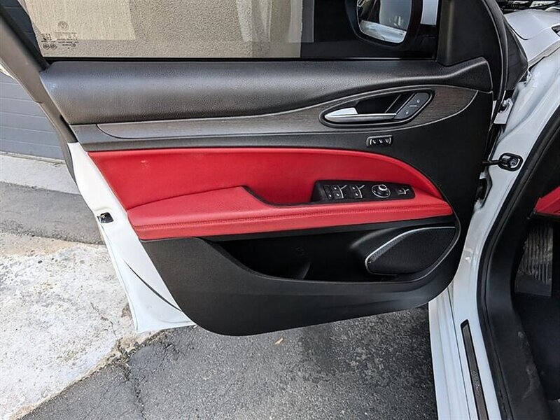 Used 2020 Alfa Romeo Stelvio Ti w/ Active Blind Spot Package AWD/4WD image 18