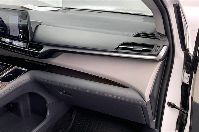 Used 2022 Toyota Sienna XLE w/ XLE Plus Package FWD image 16