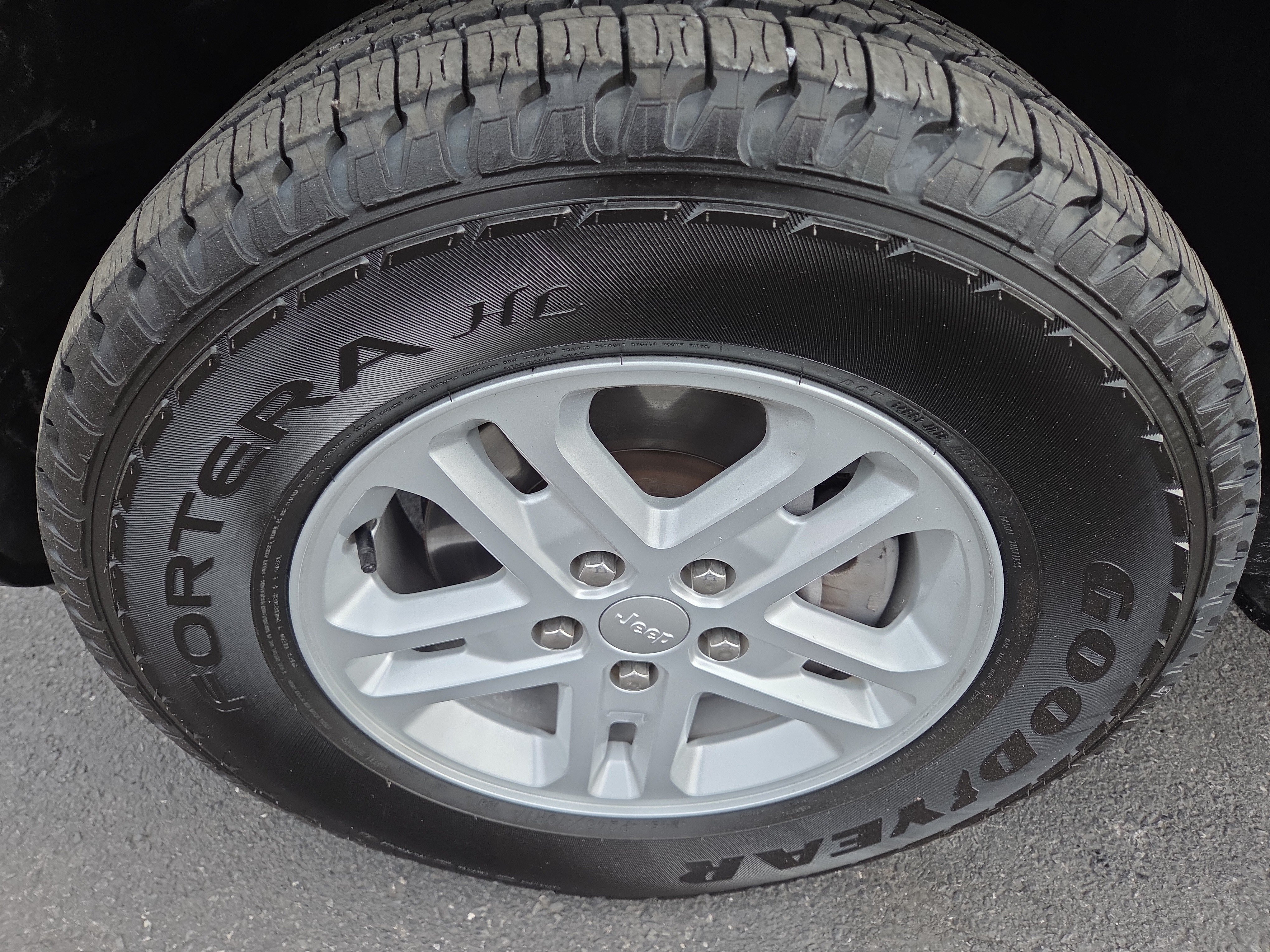 Used 2023 Jeep Grand Cherokee Laredo AWD/4WD image 13