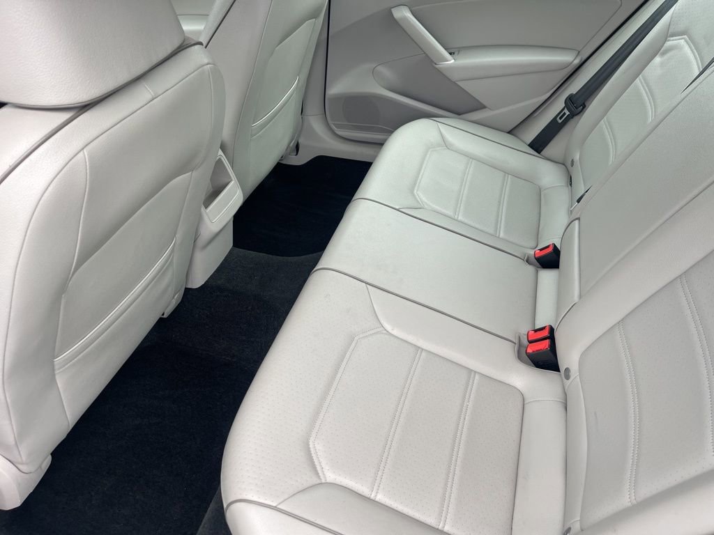 Used 2016 Volkswagen Passat 1.8T R-Line image 21