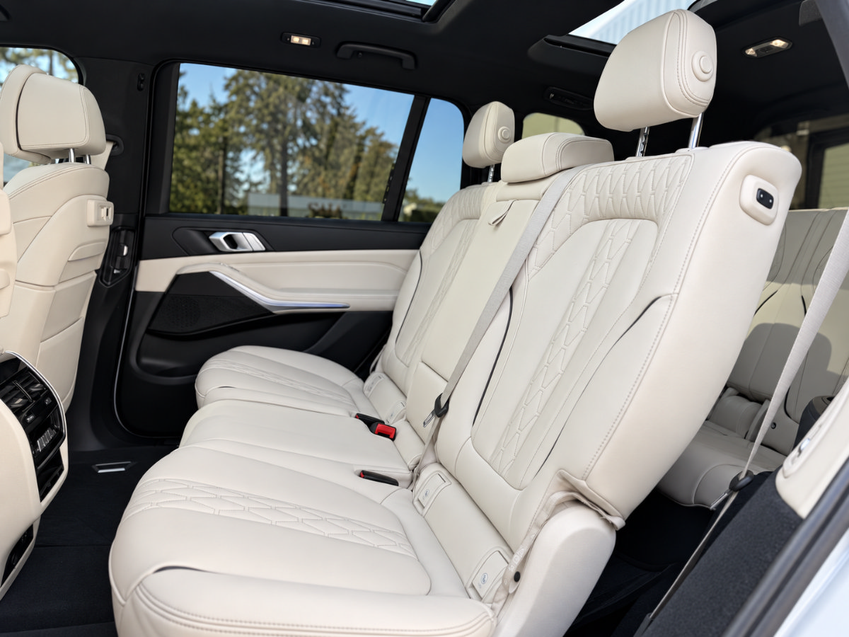 Used 2022 BMW X7 xDrive40i w/ M Sport Package AWD/4WD image 18