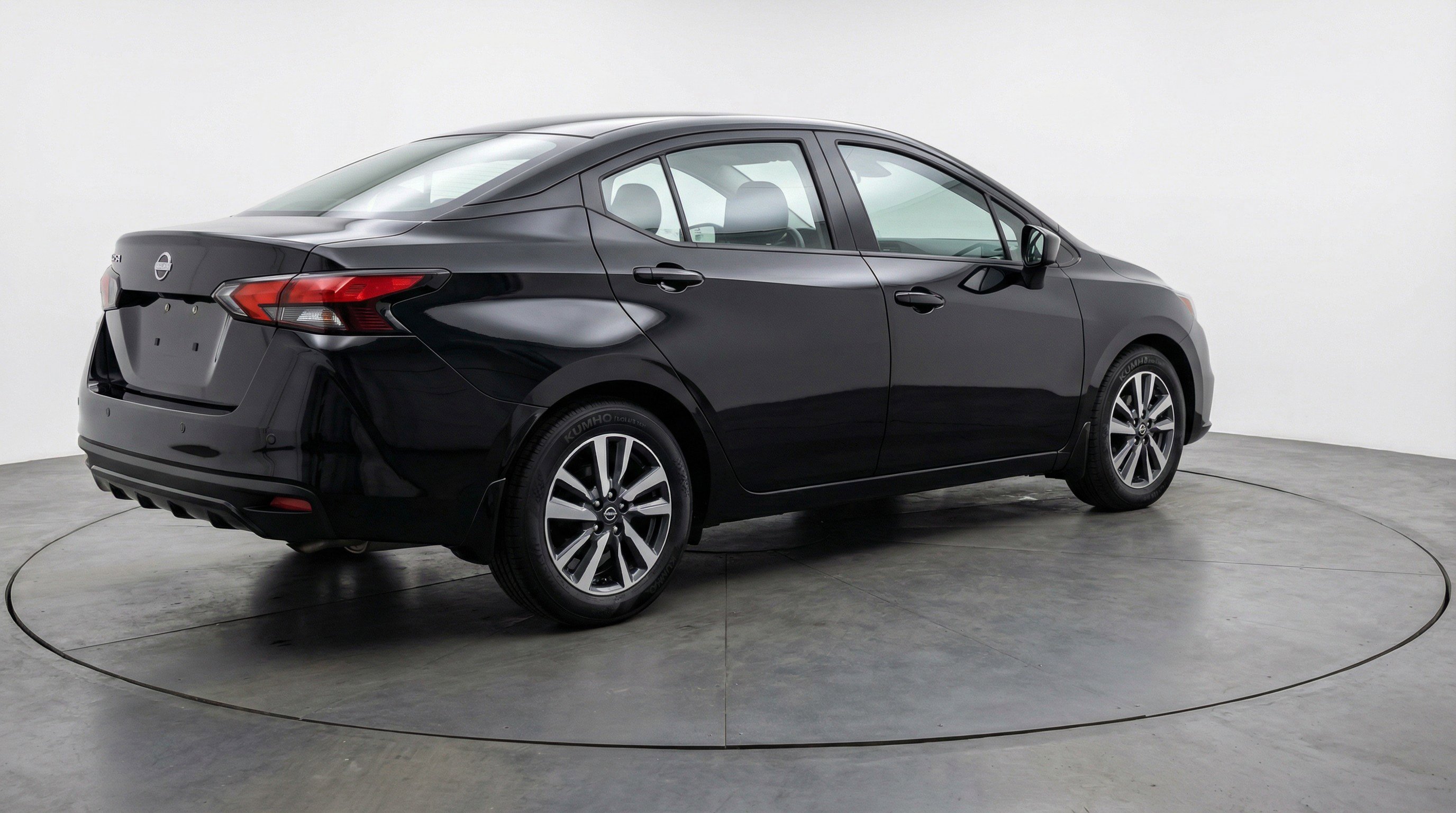 Used 2025 Nissan Versa SV image 9