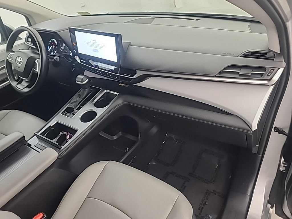Used 2025 Toyota Sienna XLE FWD image 14