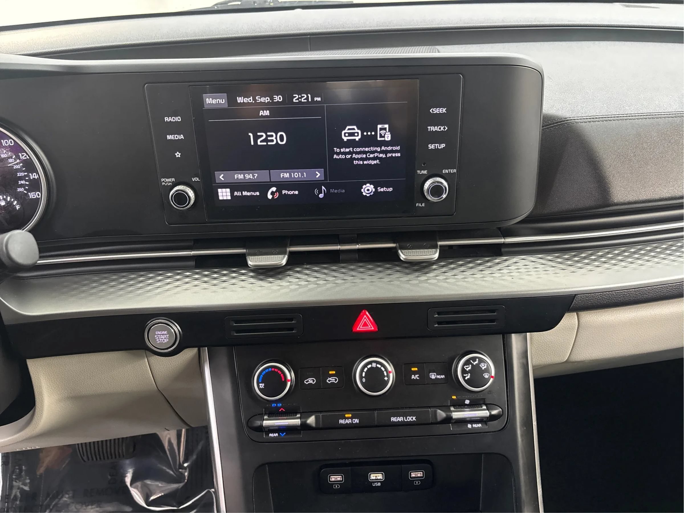 Used 2022 Kia Carnival LX FWD image 19
