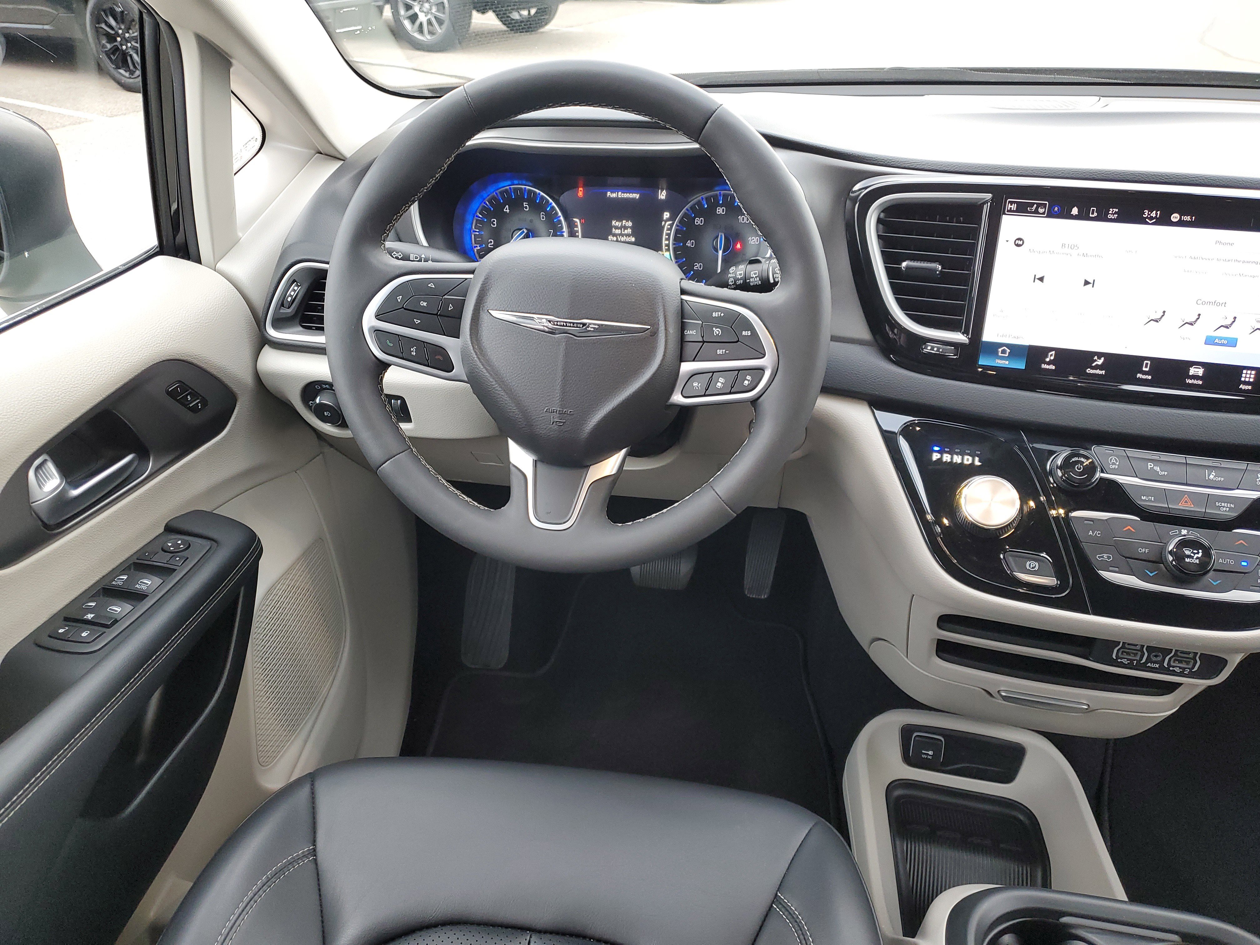 Used 2023 Chrysler Pacifica Touring-L image 11